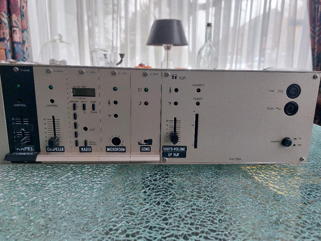 Toa VM-1120A professionele versterker met 1 speaker, ex kerk, Audio, Tv en Foto, Ophalen of Verzenden, Gebruikt, 60 tot 120 watt