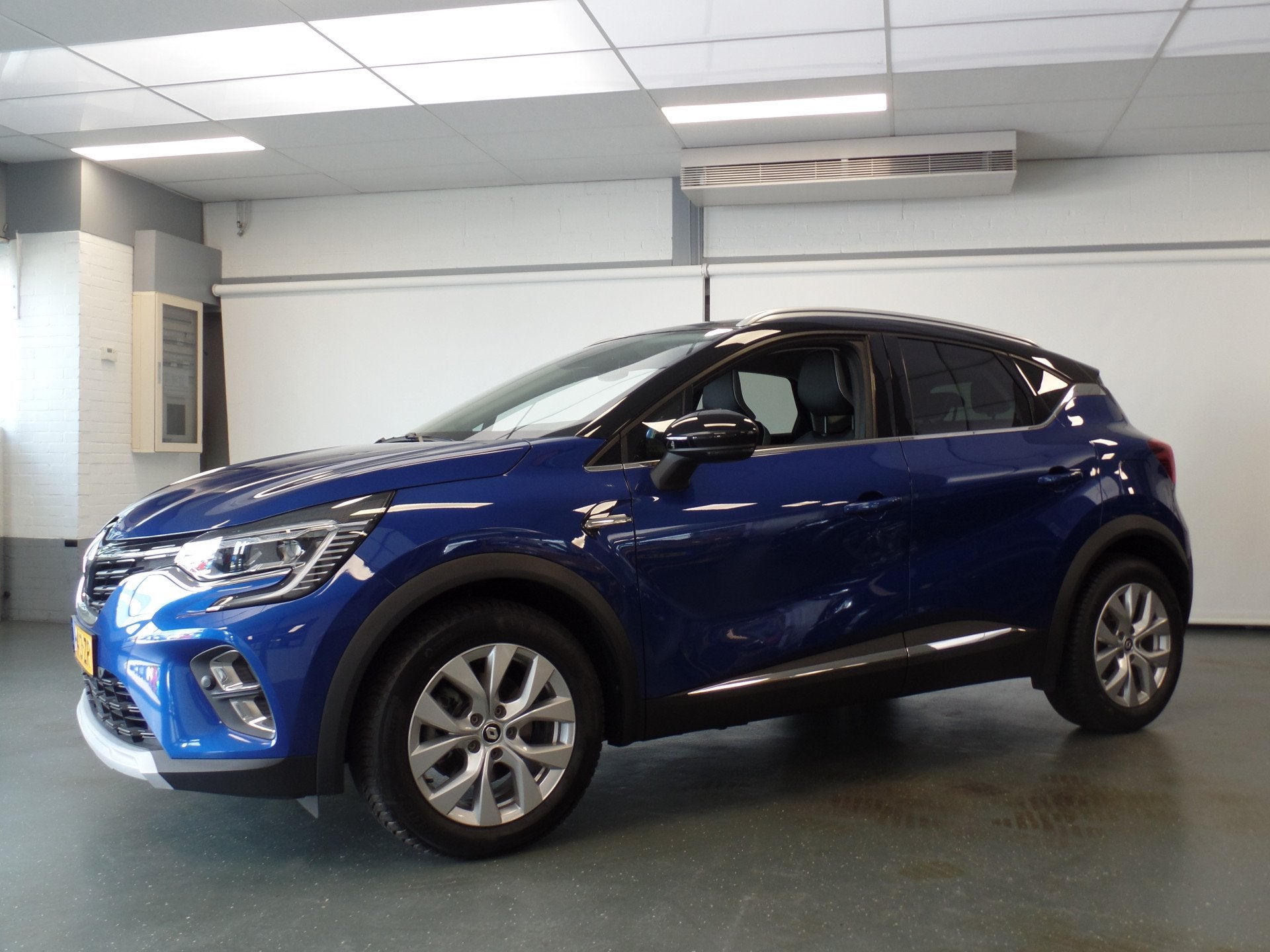 Renault Captur 1.6 E-Tech Plug-in Hybrid 160 Intens Navigati, 77 km/l, Gebruikt, 4 cilinders, Blauw