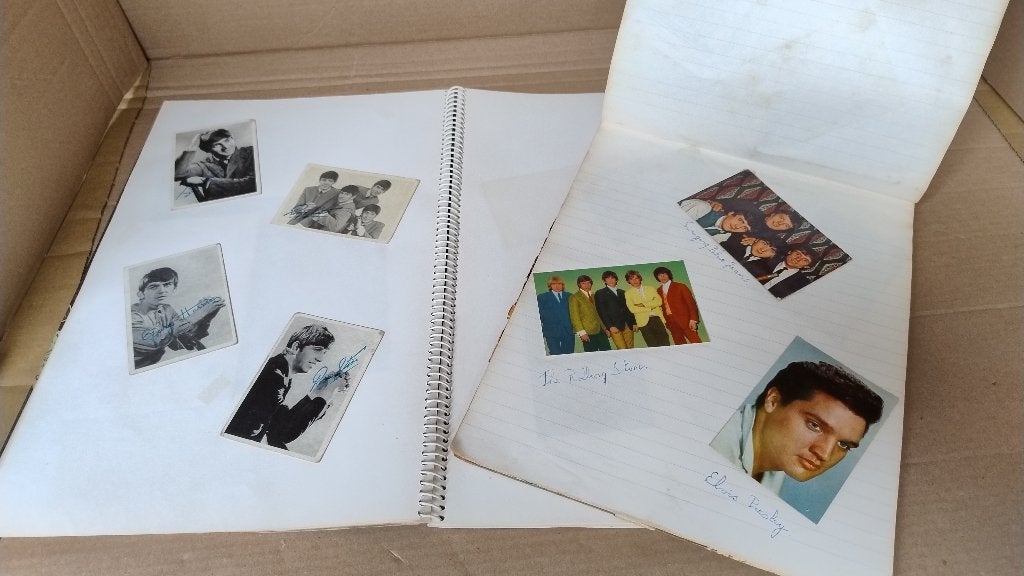 Oud plakboek en schrijfblok plaatjes knipsels sterren '70, Ophalen of Verzenden, Gebruikt, Boek, Tijdschrift of Artikel