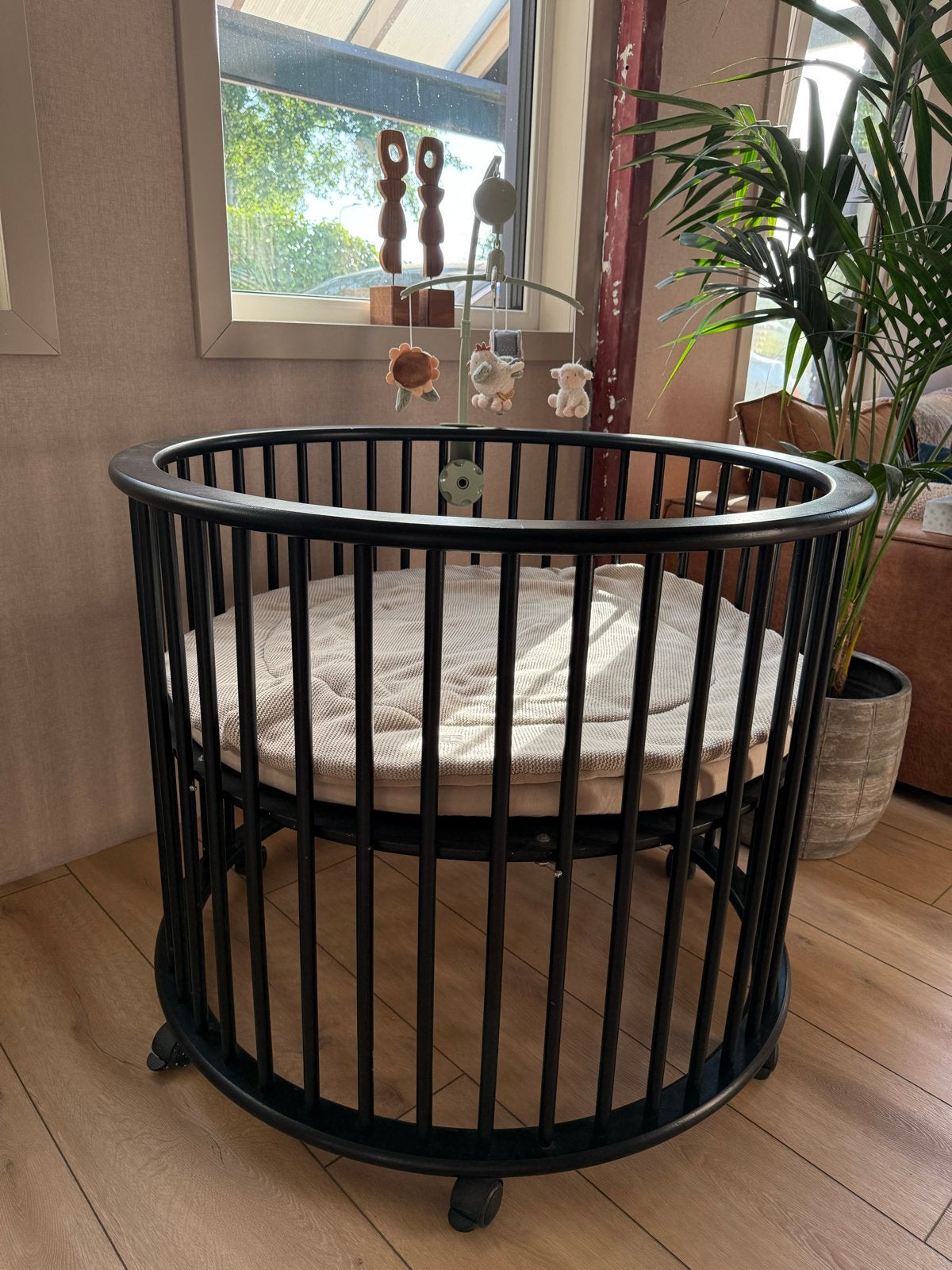 Zwarte ronde kinderbox met matrasje, Kinderen en Baby's, Boxen, Ophalen, Gebruikt, Rond, Wieltjes