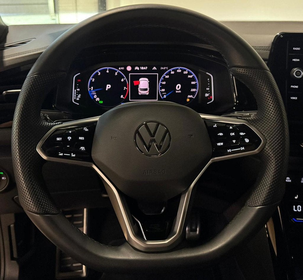 Volkswagen T-Roc 1.5 TSI R-Line Business PANO KEYLESS PDC CA, Auto's, 1258 kg, Zwart, 4 cilinders, 150 pk