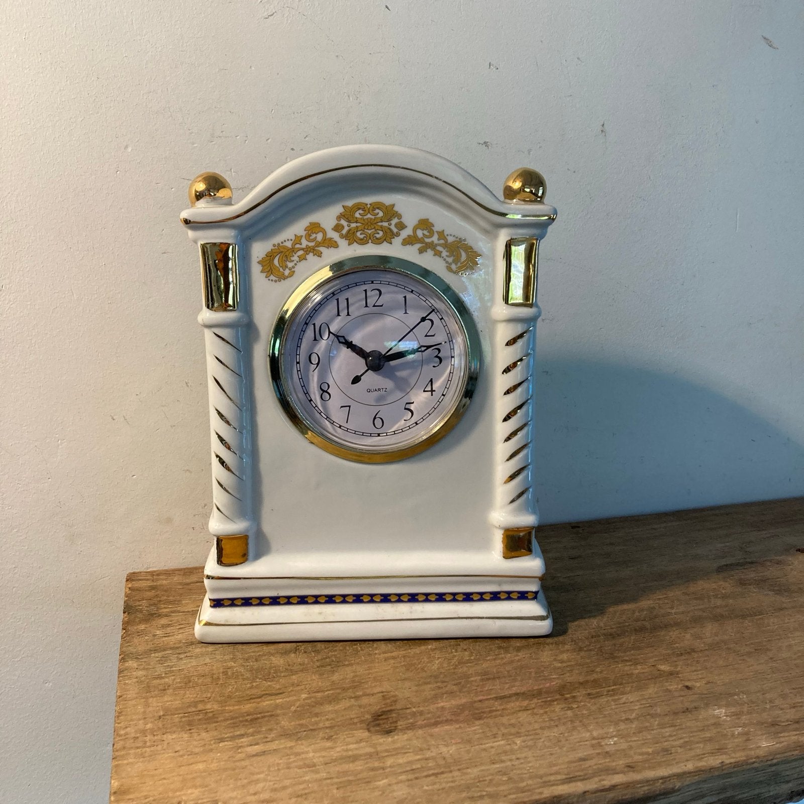 Vintage Porseleinen Klok met Gouden Accent, Ophalen of Verzenden