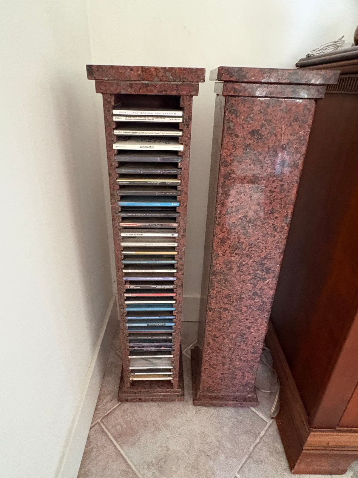 Mooie plantenzuil enCD/DVD  graniet - 2 stuks beschikbaar, Ophalen, Overige materialen, 75 tot 150 discs, Zo goed als nieuw