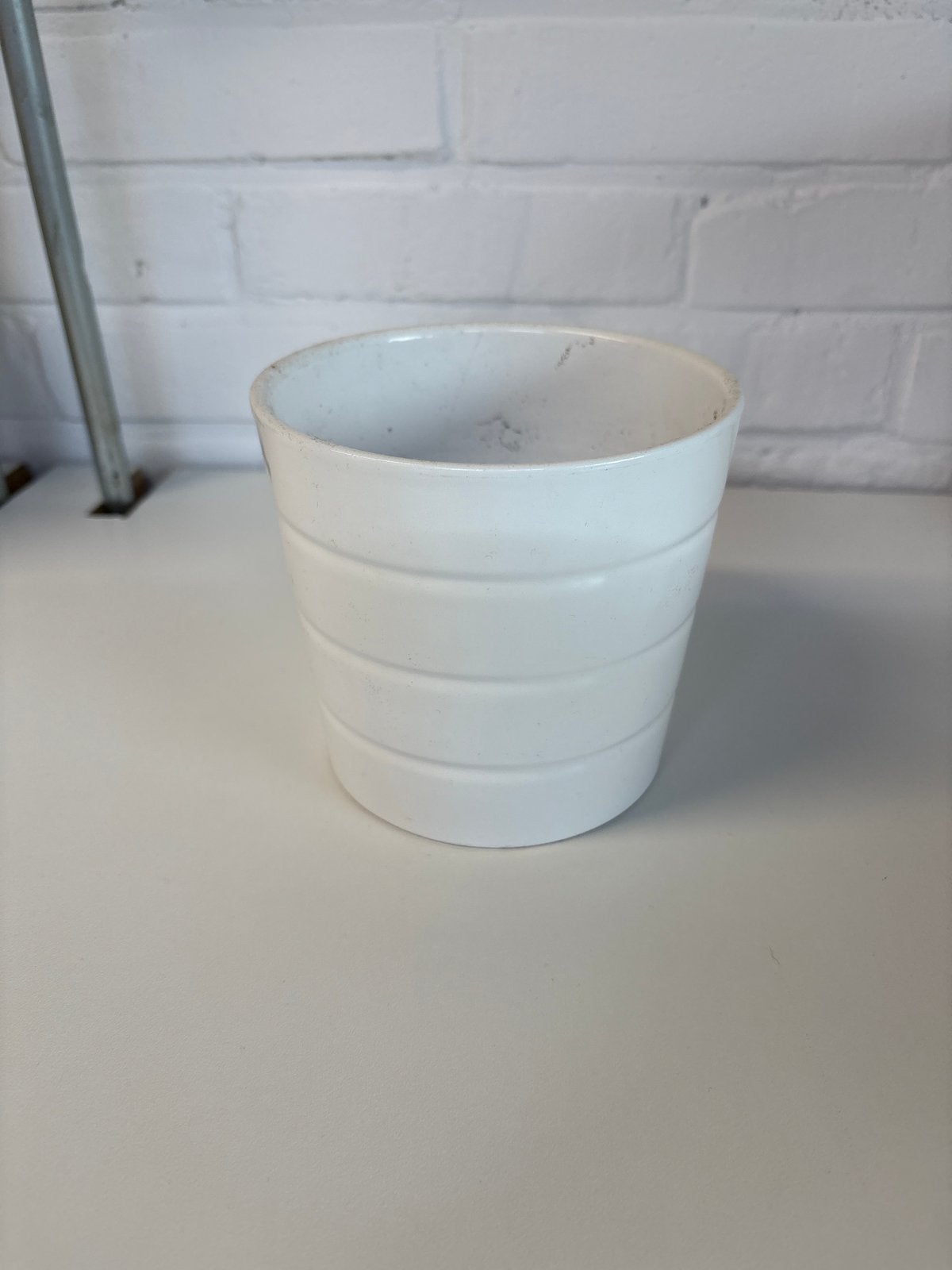 Witte bloempot voor binnen of buiten, Tuin en Terras, Bloempotten, Ophalen, Gebruikt, Rond, Binnen