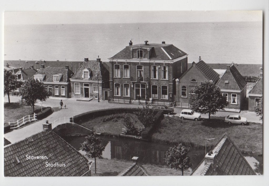 064 Oude ansichtkaart Staveren Stadhuis en Omgeving B35, Verzenden, 1960 tot 1980, Gelopen, Friesland