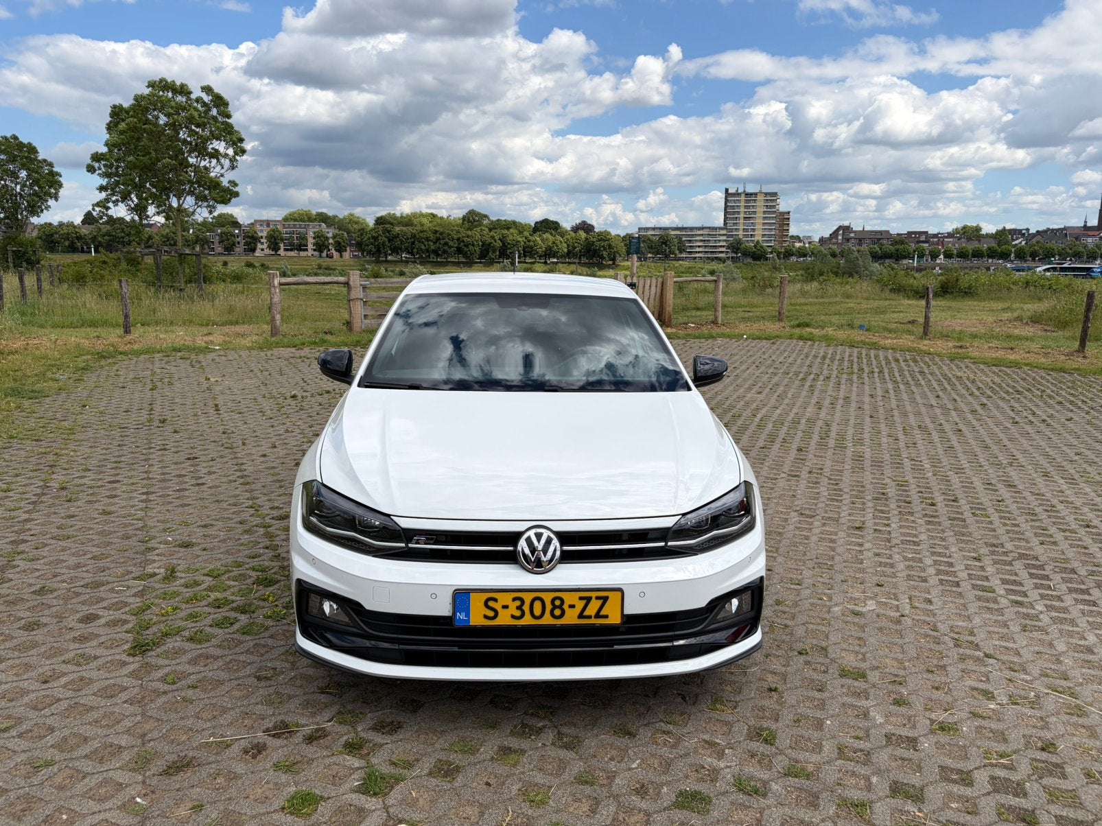 Volkswagen Polo 1.0 TSI 115pk 7-DSG 2019 Wit 3x R-Line, Auto's, Volkswagen, Stof, Zwart, Emergency brake assist, 115 pk