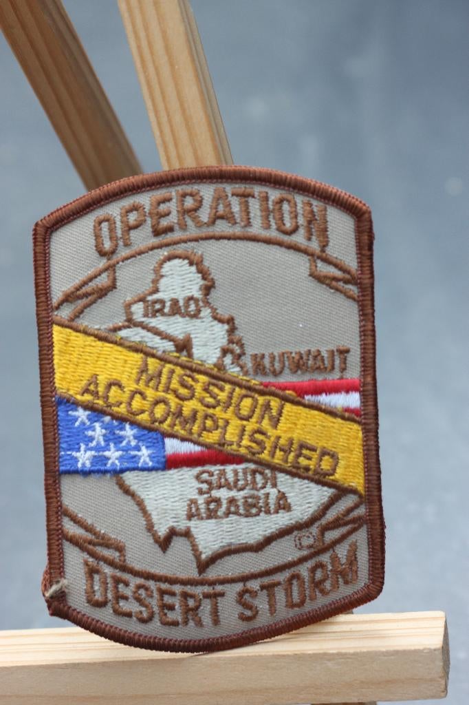 Padge Operation Desert Storm Mission Accomplished Golfoorlog, Verzamelen, Ophalen of Verzenden, Landmacht, Overige gebieden, Embleem of Badge