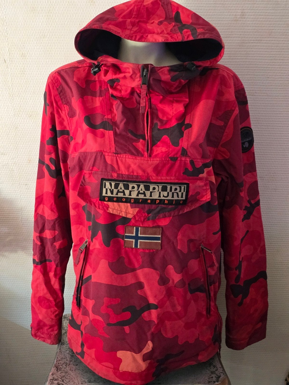 Napapijri Rainforest jas Rood Camouflage Maat L, Maat 52/54 (L), Ophalen of Verzenden, Napapijri, Gedragen