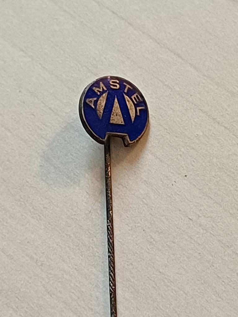 AMSTEL  motor speld  emaille, Verzamelen, Speldjes, Pins en Buttons, Verzenden, Gebruikt, Merk, Speldje of Pin