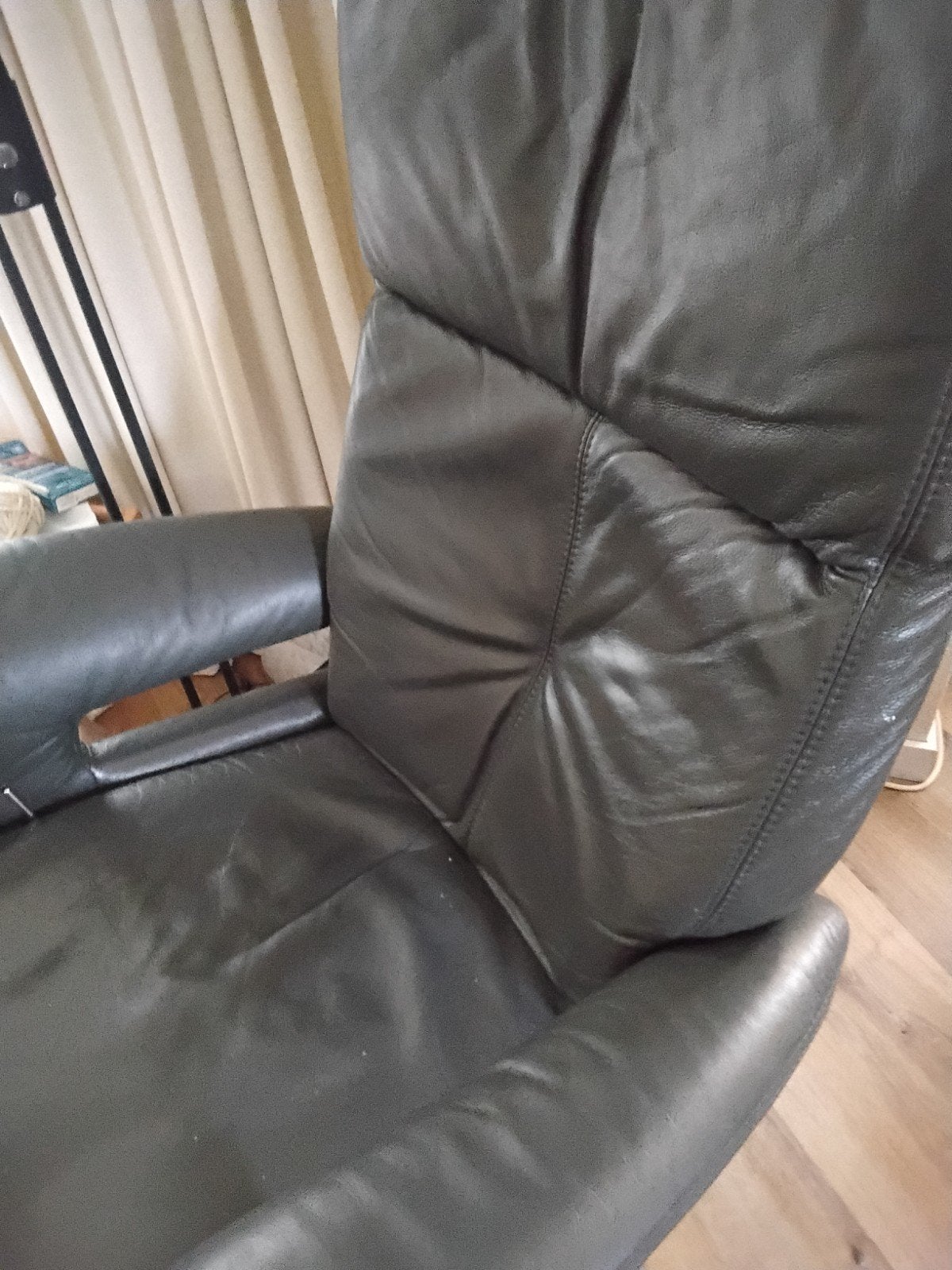 Twee groene leren fauteuils, geschikt voor lange mensen, Ophalen, Gebruikt, Leer