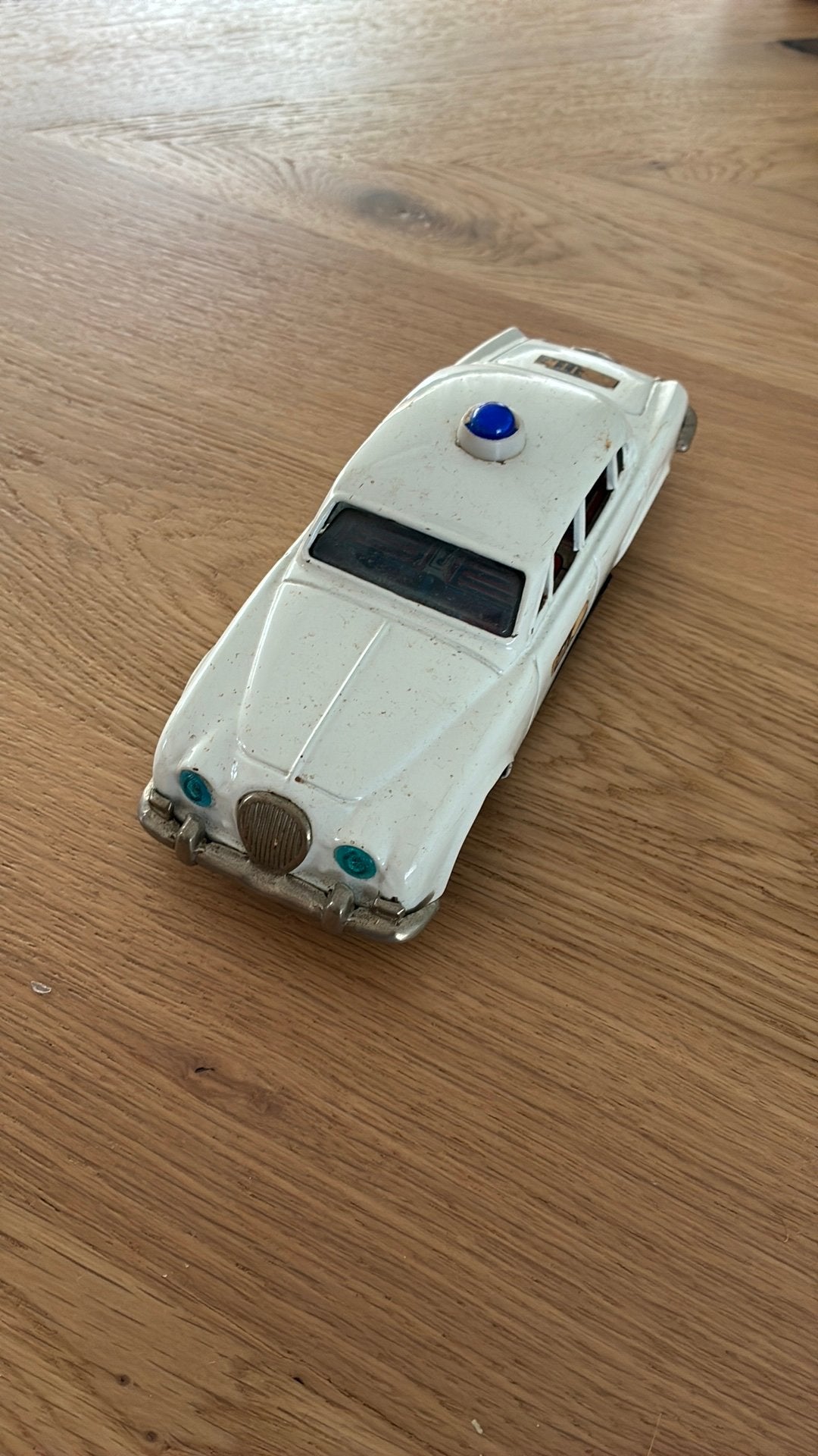 Oude blikken politie car, Ophalen