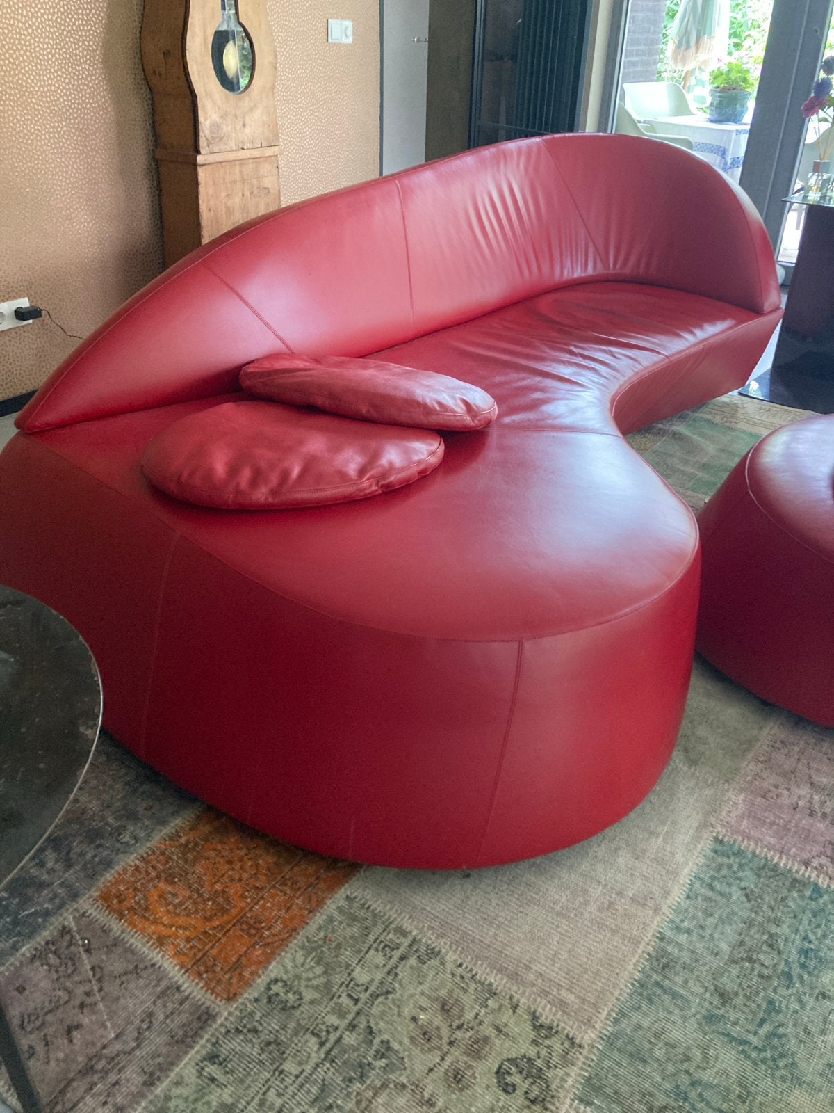 Leolux bank en poef van rood leer, Huis en Inrichting, Ophalen, Organich, 100 tot 125 cm, Driepersoons