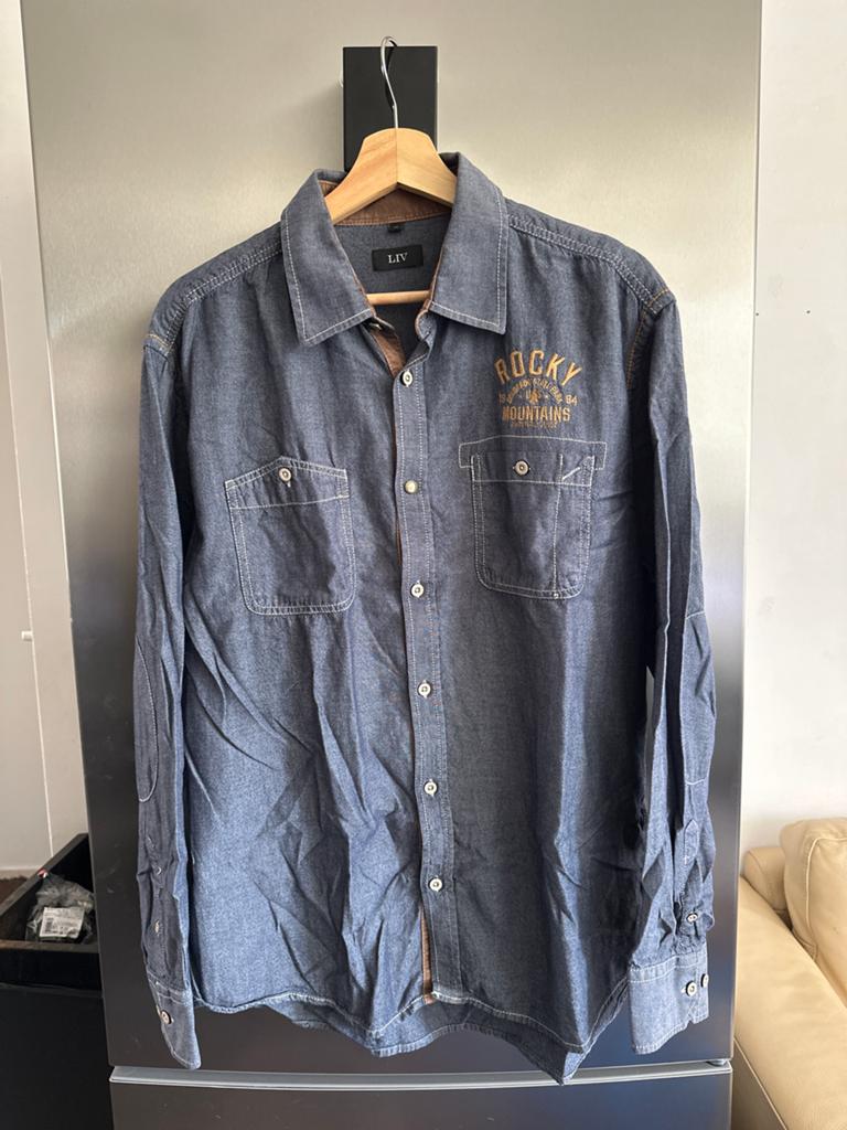 LIV spijkeroverhemd met Rocky Mountains borduursel, Kleding | Heren, Overhemden, Ophalen of Verzenden, Gedragen, Blauw, Halswijdte 38 (S) of kleiner