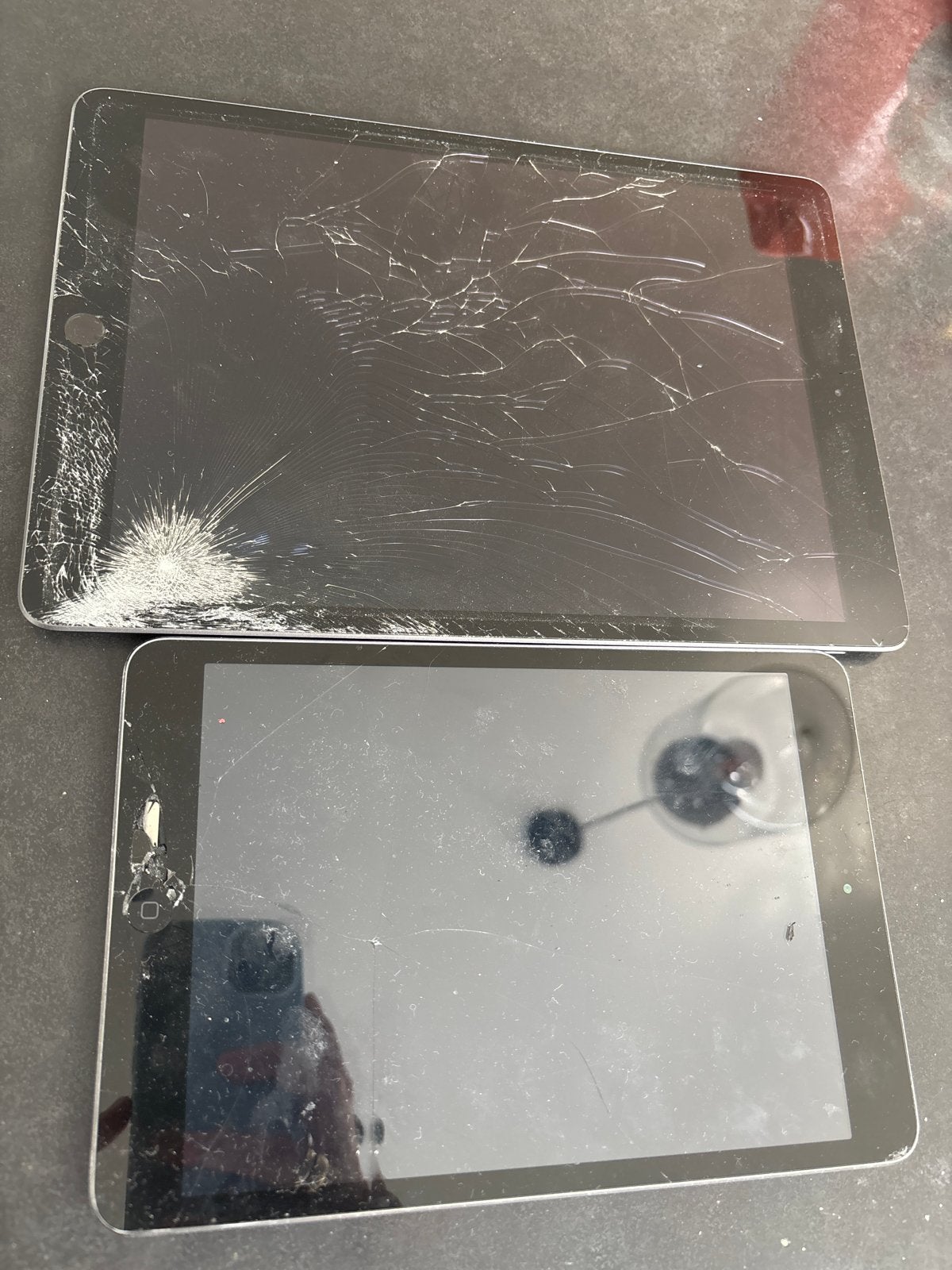 2x Apple iPad (defect) - Ideaal voor onderdelen of reparatie, Computers en Software, Apple iPads, 10 inch, Apple iPad, Zwart, Ophalen of Verzenden