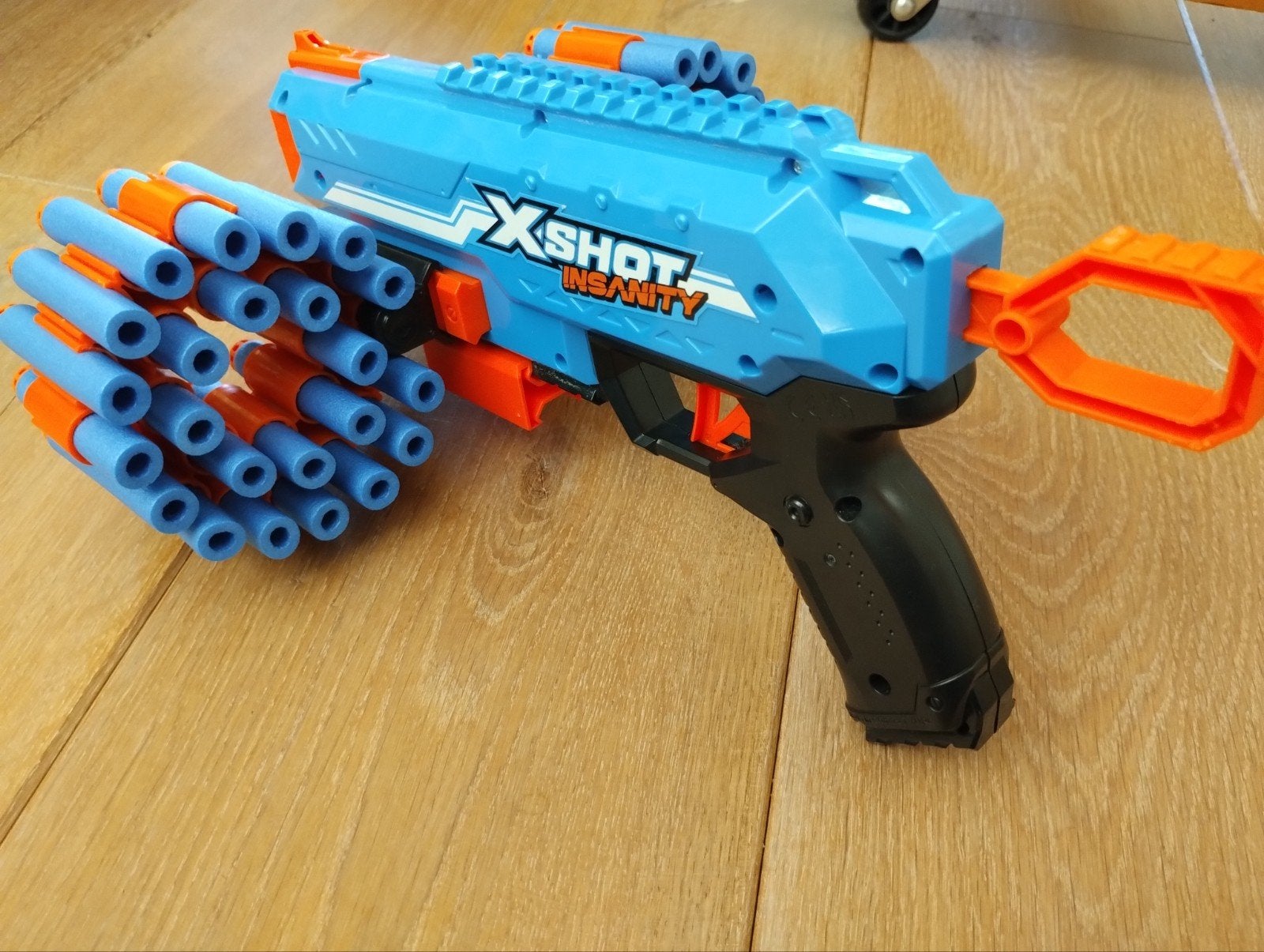 X-Shot Insanity Manic Blaster met pijltjes, Ophalen
