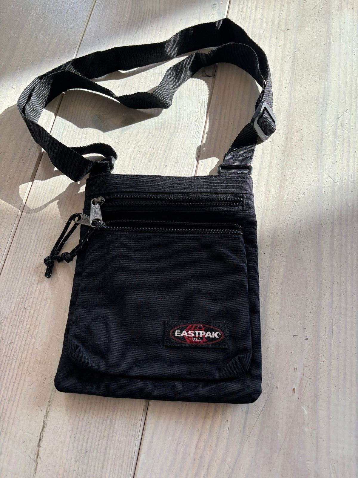 Eastpak donkerblauw tasje, Ophalen of Verzenden, Zo goed als nieuw, Blauw
