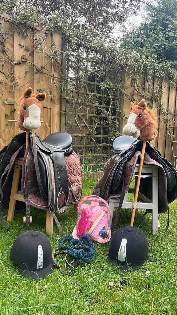 Speel paard met echte zadels en stijgbeugels, Dieren en Toebehoren, Ophalen, Gebruikt