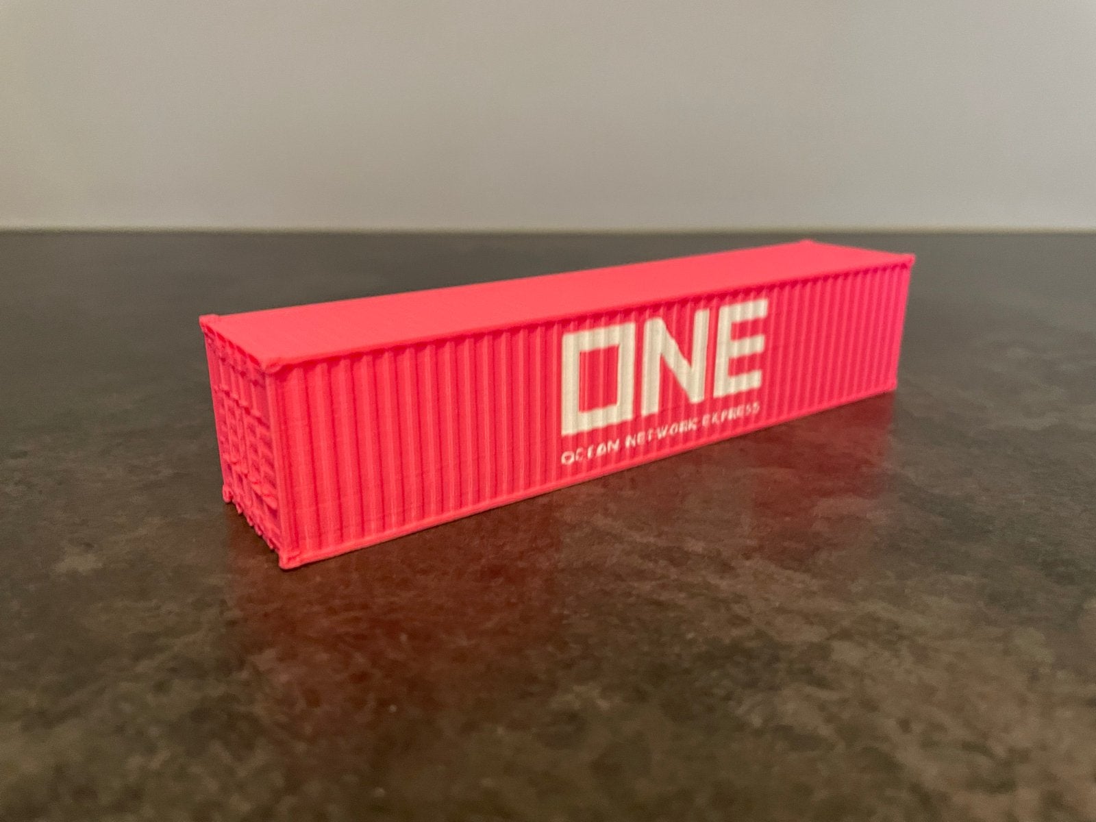 ONE 40ft container roze 1:87 HO schaalmodel, Hobby en Vrije tijd, Modeltreinen | H0, Overige merken, Gelijkstroom of Wisselstroom