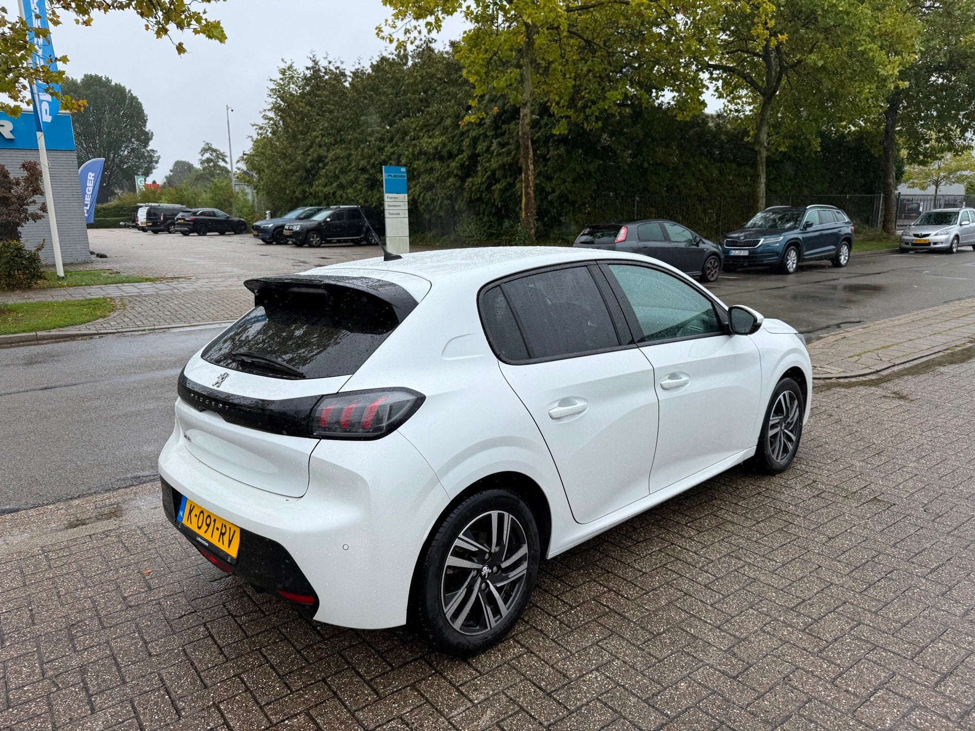 Peugeot 208 1.2 PureTech Allure Automaat, NAP, Keyless, BTW, Dealer onderhouden, 101 pk, Gebruikt, Euro 6