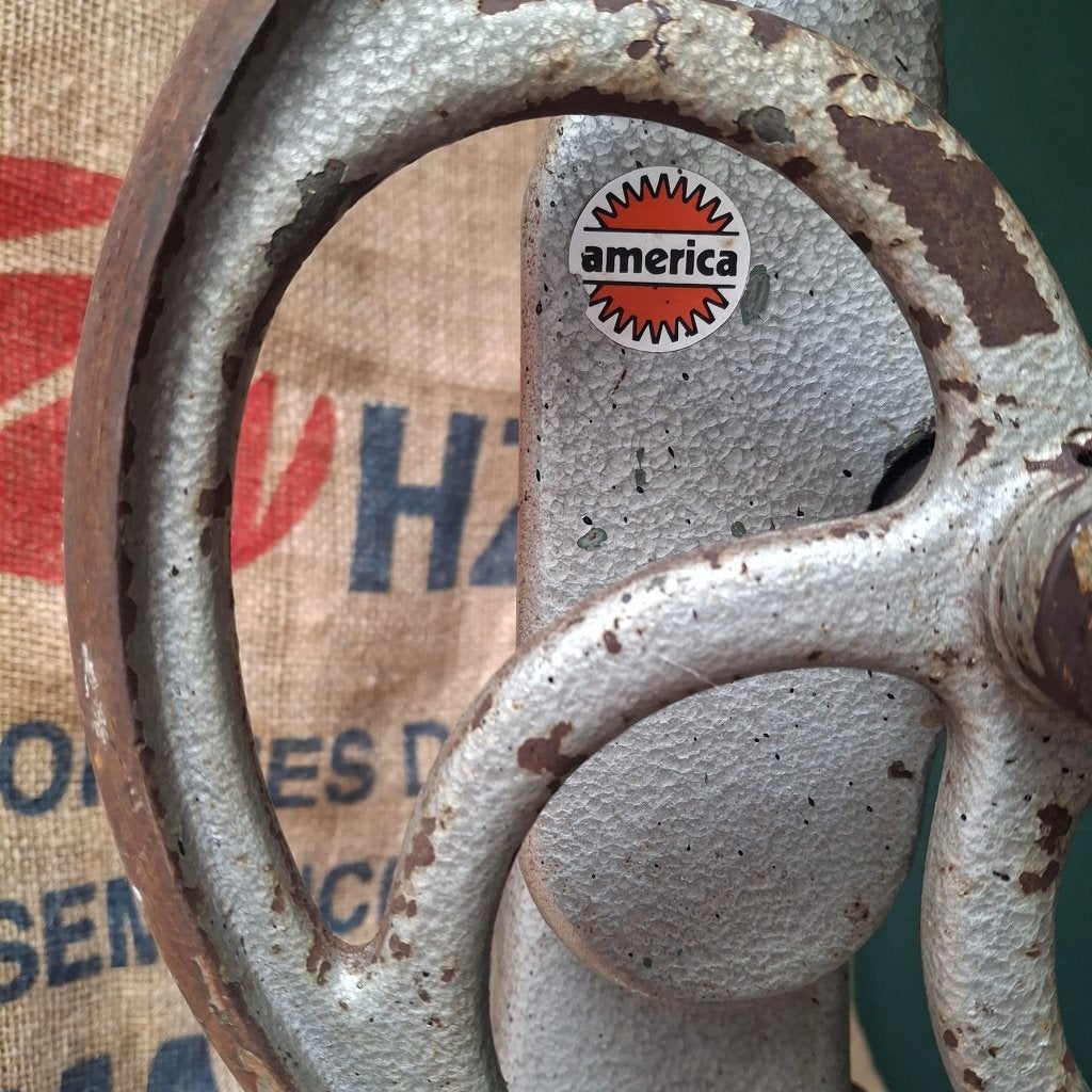Antiek gereedschap op houten voet - Zwaar ijzerwerk, Ophalen of Verzenden
