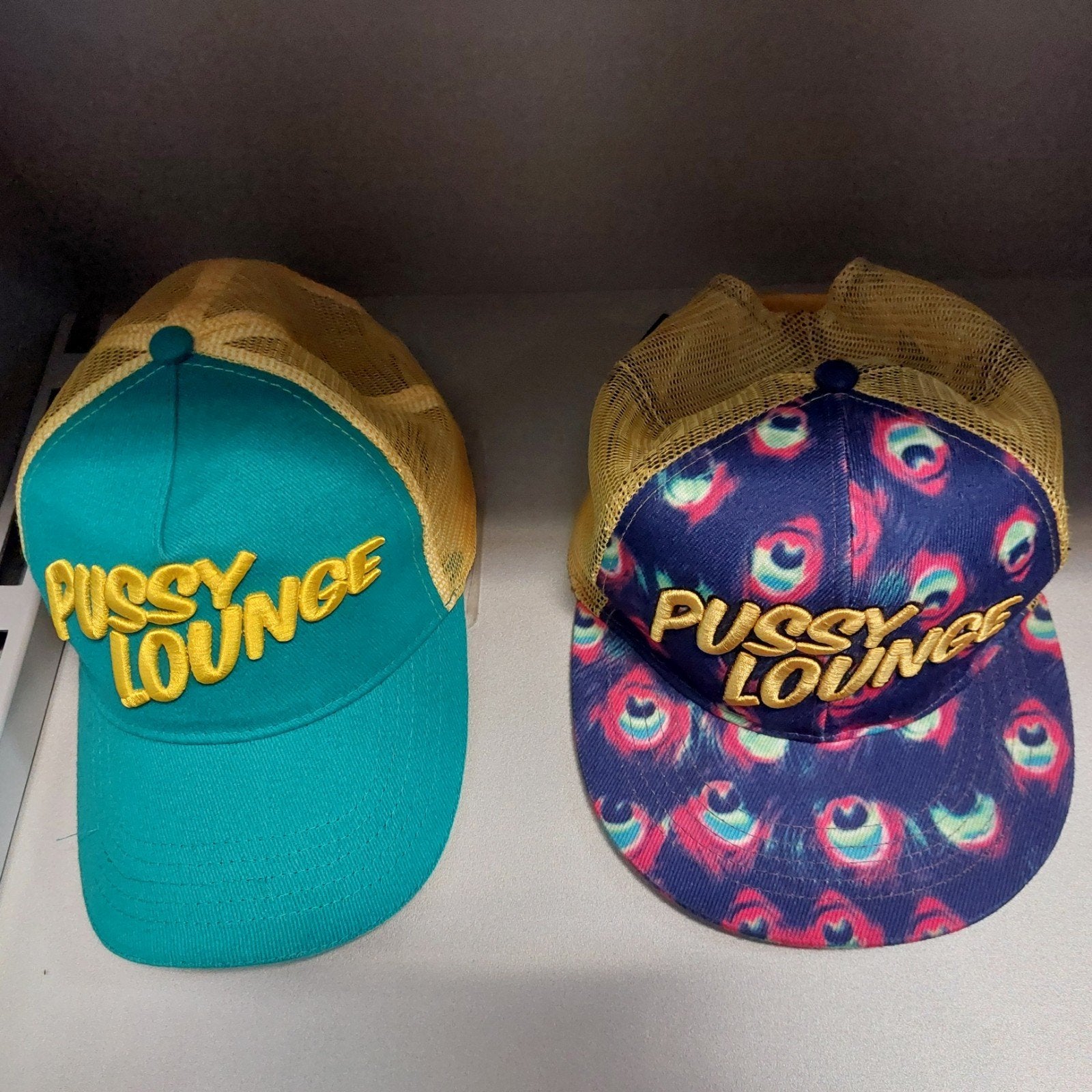 2x Pussy Lounge petten - Groen en Blauw/Paars, Ophalen of Verzenden, Zo goed als nieuw, One size fits all, Pet