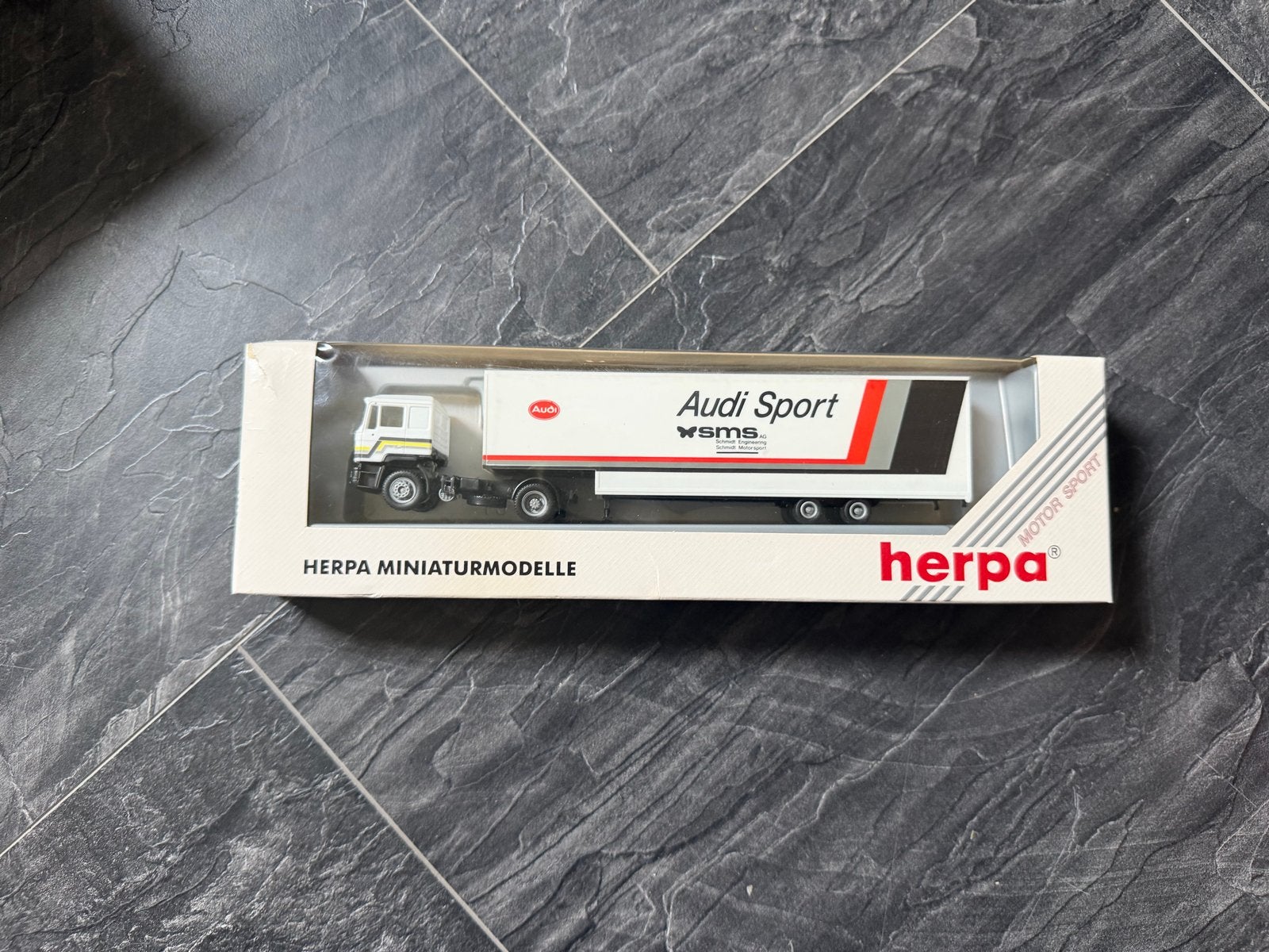 Herpa Miniatuurmodel Audi Sport Vrachtwagen met Trailer, Ophalen of Verzenden, Zo goed als nieuw, Bus of Vrachtwagen