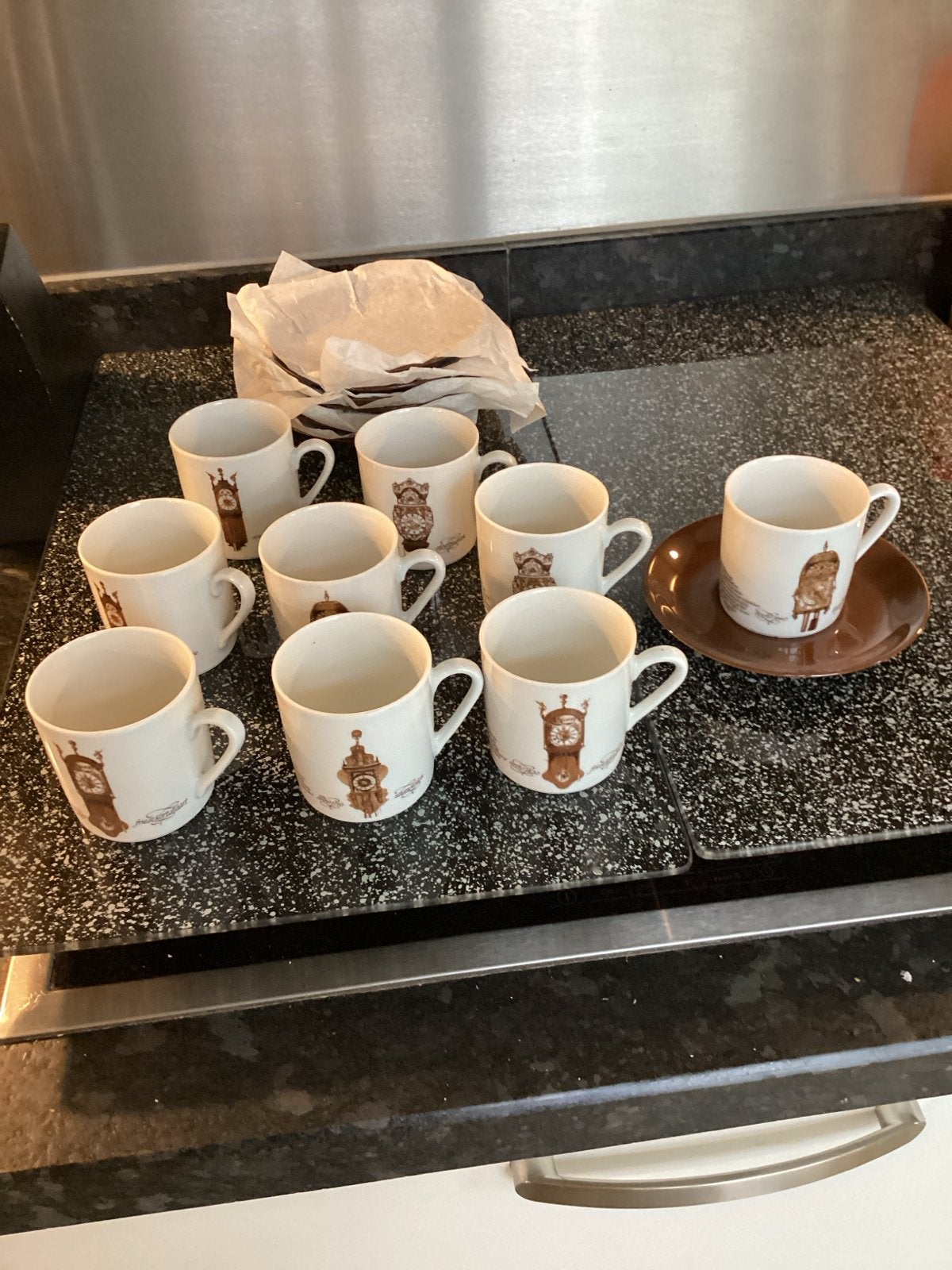 Set van 9 vintage klokken koffiekopjes met schotels (8), Antiek en Kunst, Ophalen