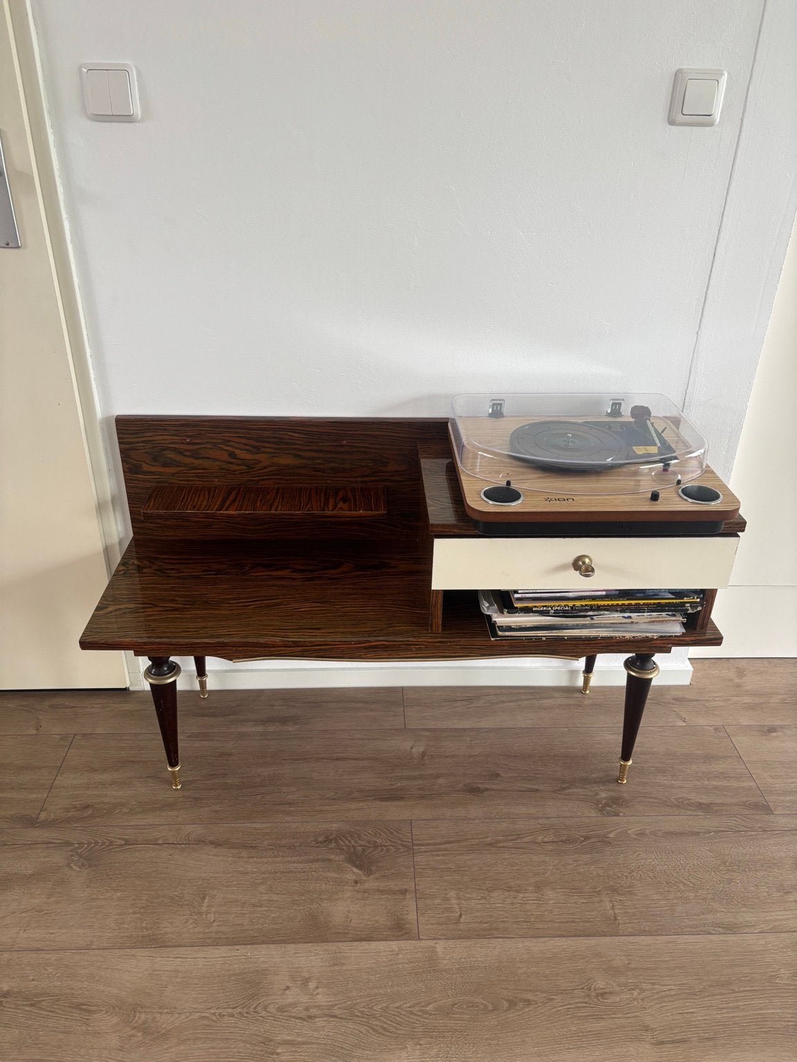 Foto 2 van Vintage retro platenspeler / telefoonkastje – mid century