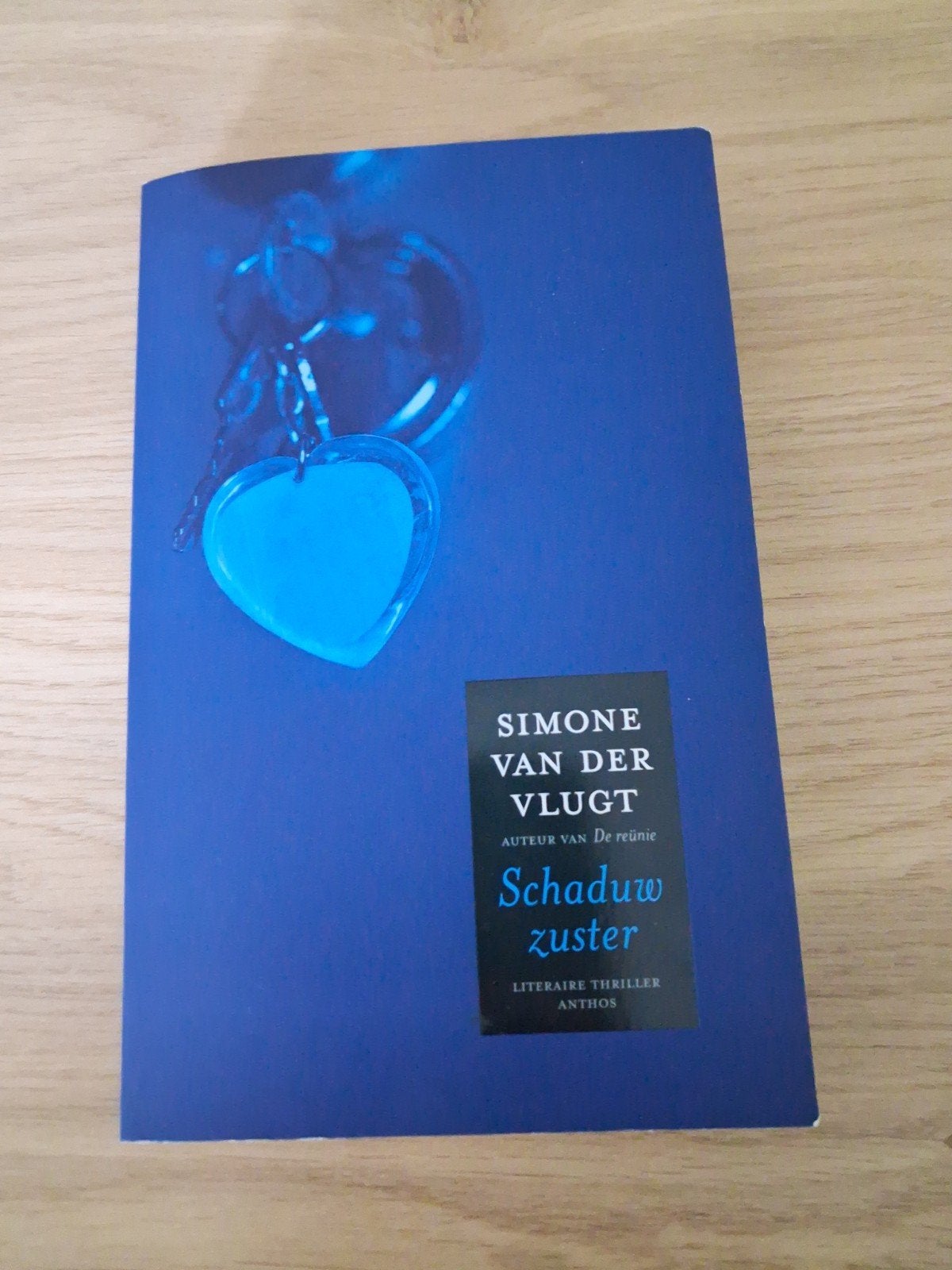 Simone van der Vlugt - Schaduwzuster (Literaire thriller), Ophalen of Verzenden, Gelezen, Simone van der Vlugt