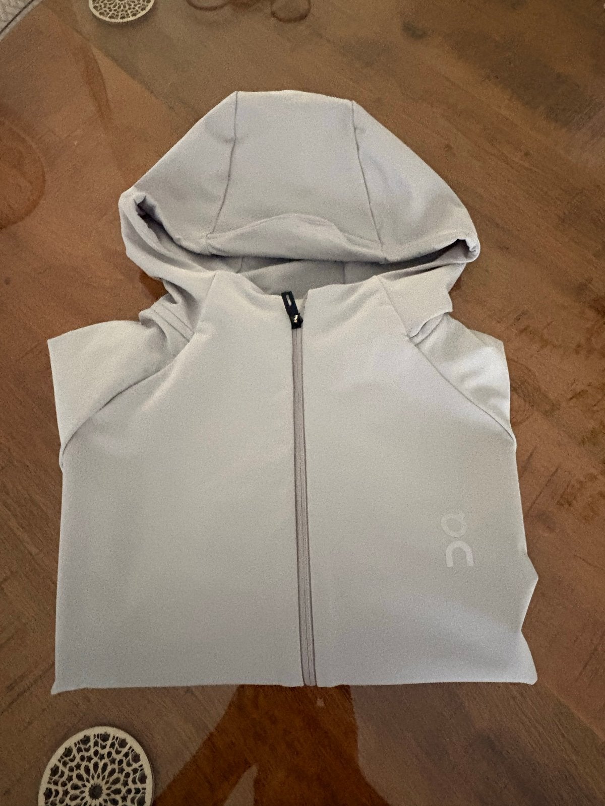 Mooie zilverkleurige OQ pak maar XL, Ophalen of Verzenden
