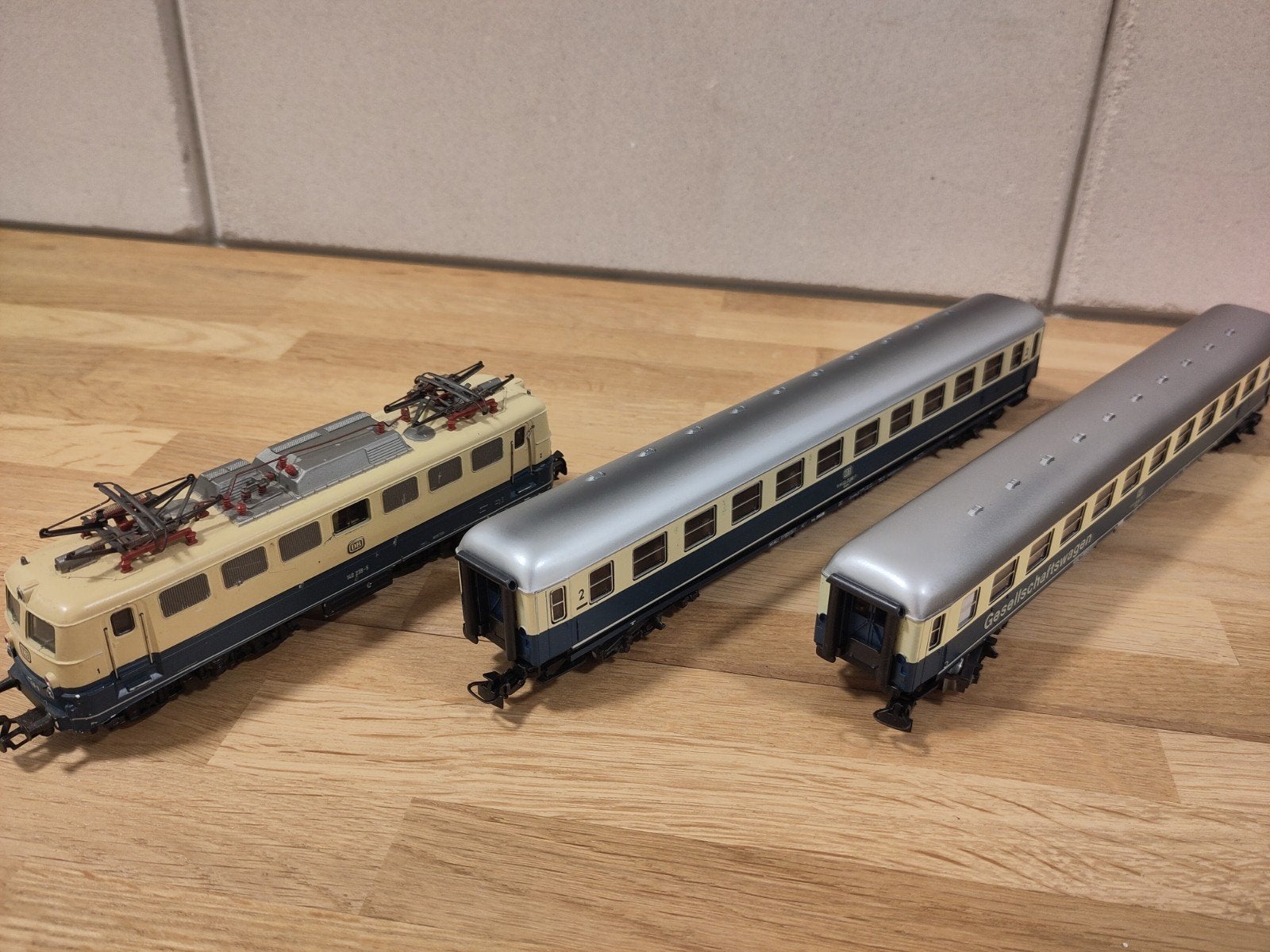 Nette Märklin 3156 BR 140 + 4092 & 4175 Gesellschaftswagen, Wisselstroom, Ophalen of Verzenden, Analoog, Märklin