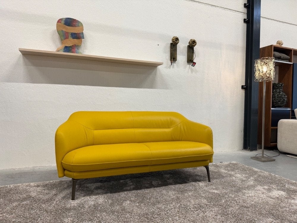 Nieuwstaat Leolux Lindo Bank 2,5 Zits geel leer Design 180, Huis en Inrichting, Banken | Bankstellen, Leolux, Info@leolux.nl, 150 tot 200 cm