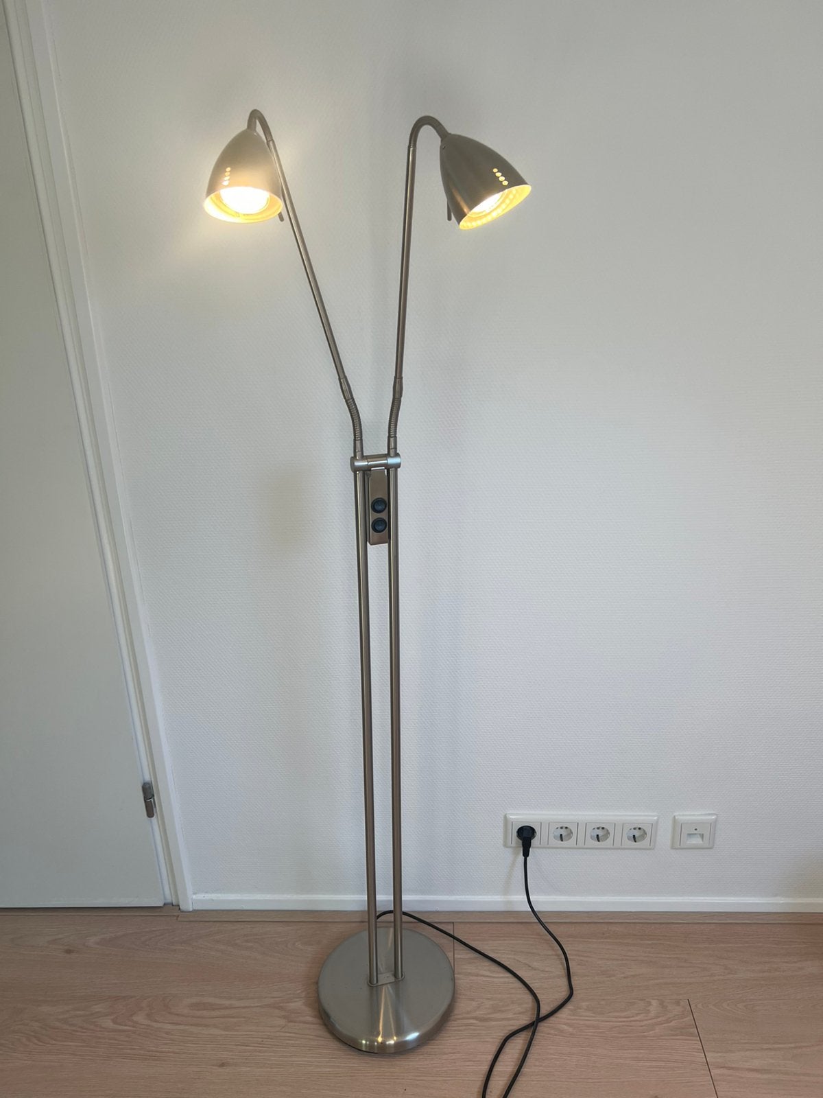 Vloerlamp metaal 2 kapjes en aan/uit knop zilver kleur, Ophalen, Gebruikt, 150 tot 200 cm