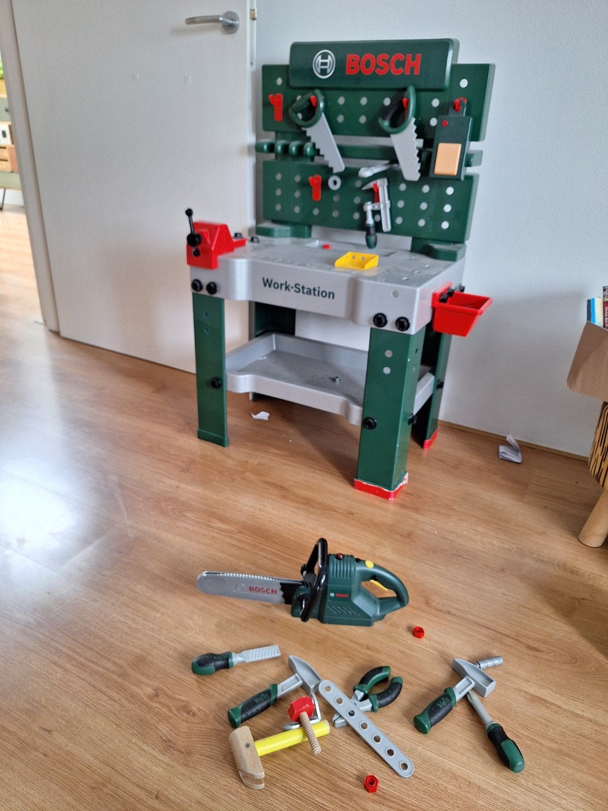 Bosch Work-Station met gereedschap en kettingzaag, Ophalen