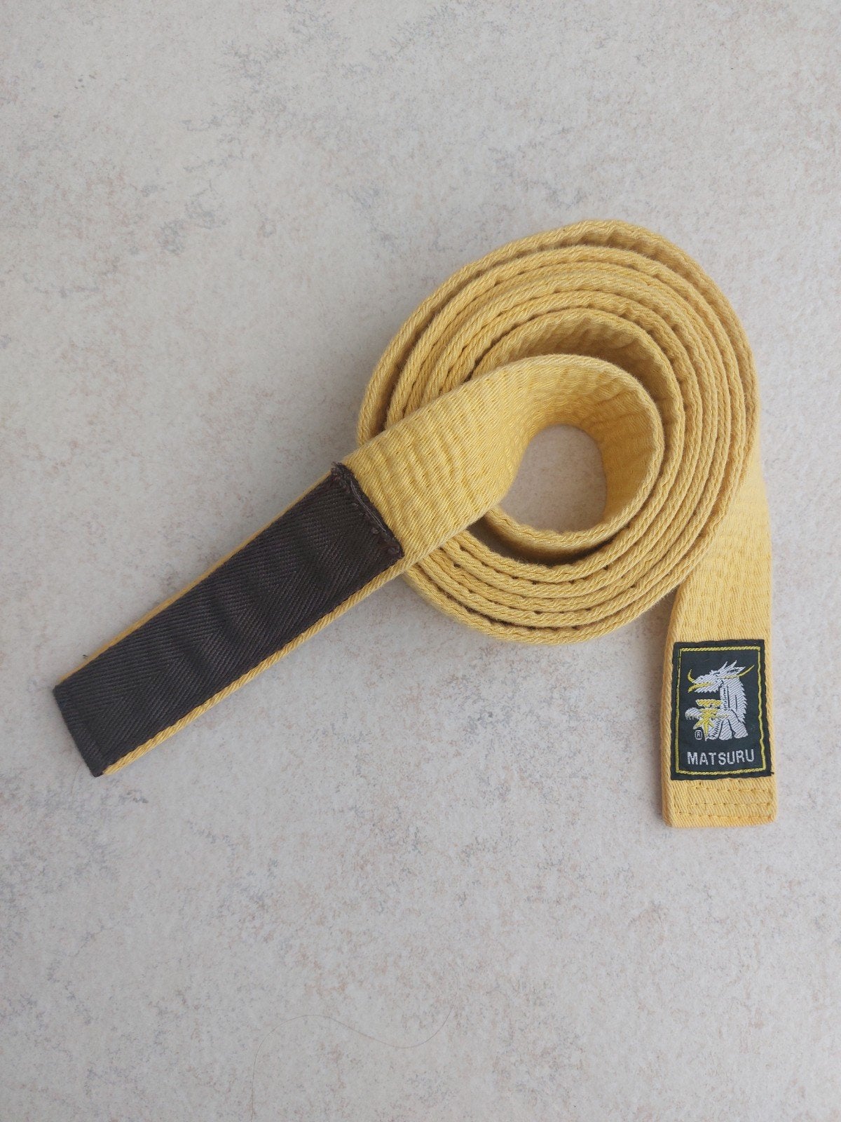 Matsuru Gele Band met bruine slip 250 cm - Judo/Karate, Gebruikt, Maat XS of kleiner, Vechtsportmateriaal, Judo