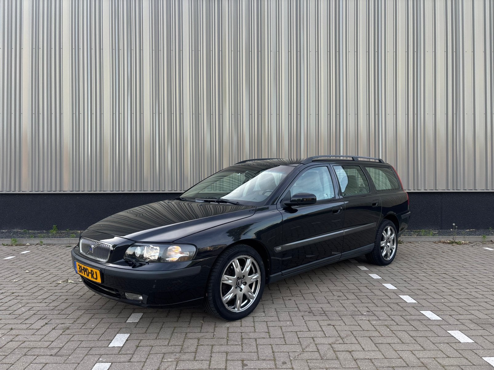 Volvo V70 2.4 140PK 2004 Zwart | Nieuwe APK | 100% Onderhoud, Voorwielaandrijving, 1800 kg, Beige, Automatische klimaatregeling