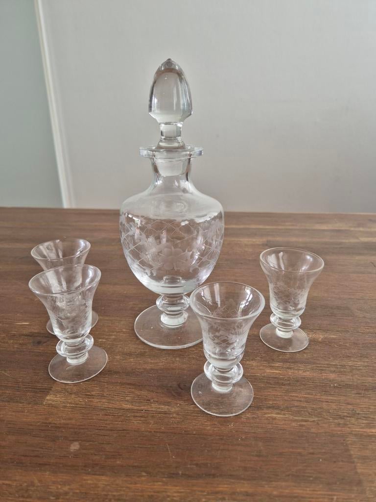 Vintage likeur karaf met 4 glaasjes - gegraveerd glas, Antiek en Kunst, Antiek | Glas en Kristal, Ophalen of Verzenden