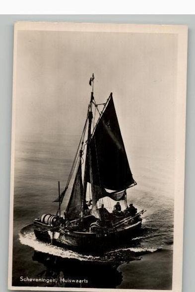 Scheveningen Vissers gaan huiswaarts st 1951 uitg J.vd Hoek, Ophalen of Verzenden, 1940 tot 1960, Gelopen, Zuid-Holland