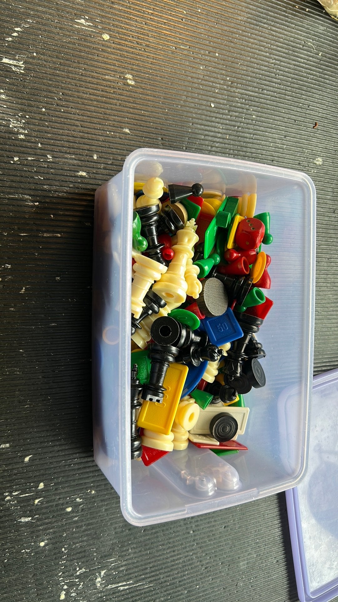 Doos met allerlei spelstukken met tupperware doos, Hobby en Vrije tijd, Gezelschapsspellen | Bordspellen, Ophalen of Verzenden