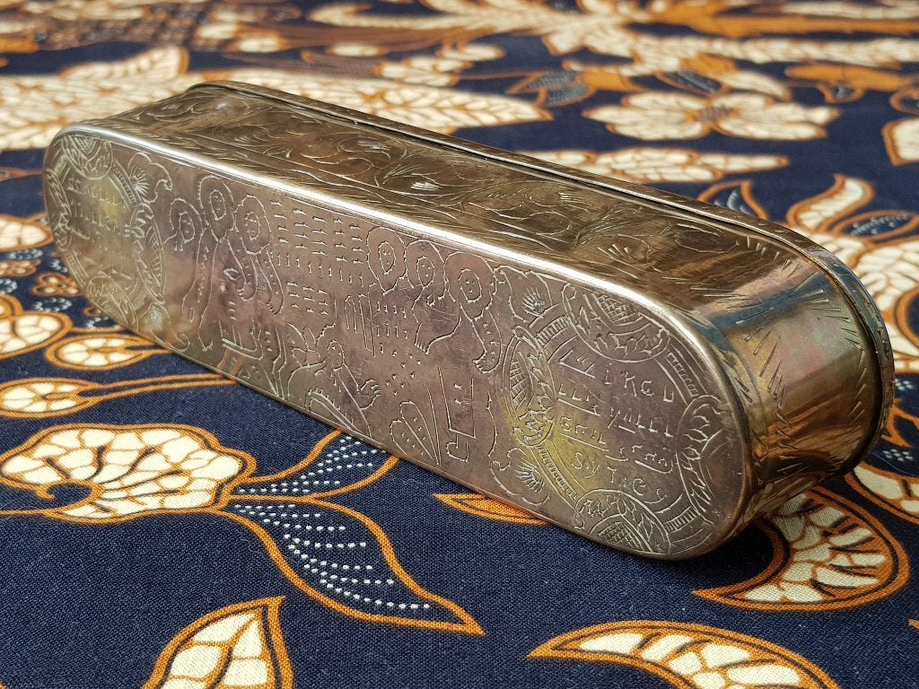 Mooie antieke zeeman tabaksdoos van bewerkt koper 17,5 cm., Ophalen of Verzenden, Koper