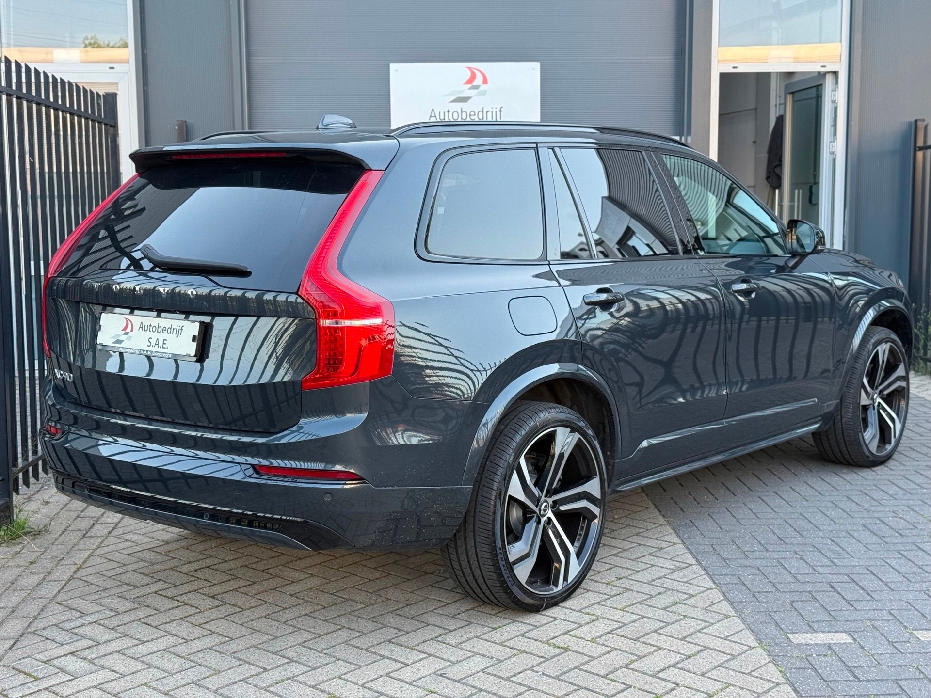 Volvo XC90 2.0 T8 Twin Engine AWD R-Design|Pano|B&W|7pers|Tr, Stof, Gebruikt, 1969 cc, 7 stoelen