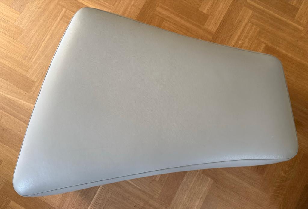 LEOLUX Design Hocker Archipel, Huis en Inrichting, Banken | Voetenbanken en Poefen, Ophalen, 100 tot 125 cm, Leer, Zo goed als nieuw