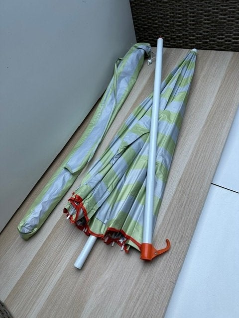 Strandparasol Groen Wit Gestreept met Draagtas, Ophalen, Zo goed als nieuw, Zweefparasol