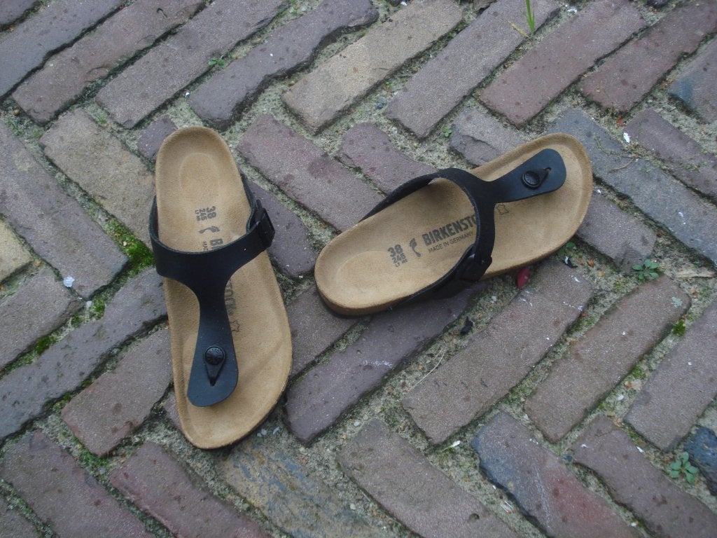 GRATIS VERZENDEN NIEUWE ZWARTE GIZEH BIRKENSTOCKS 38, Kleding | Dames, Slippers, Verzenden, Zwart, Nieuw
