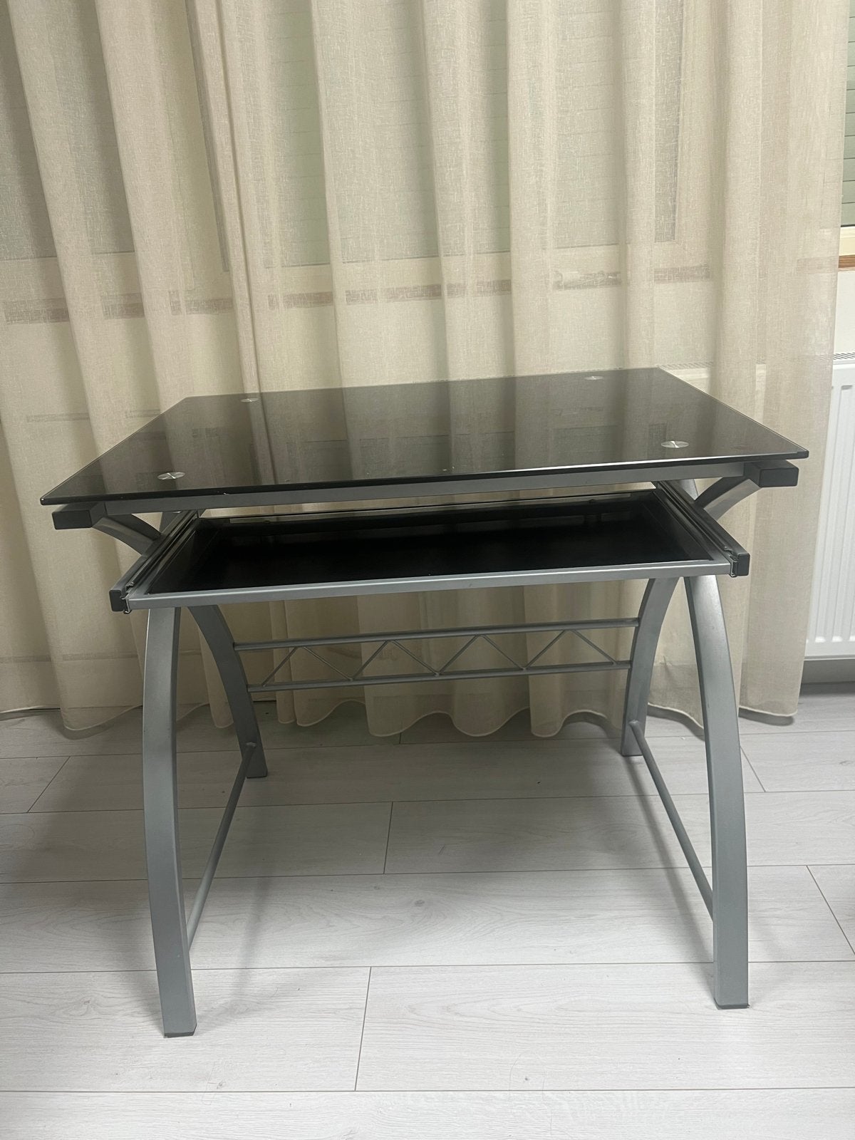 Zwart glazen bureau/computertafel met uitschuifbaar blad, Huis en Inrichting, Ophalen, Zwart, Gebruikt, Computerbureau