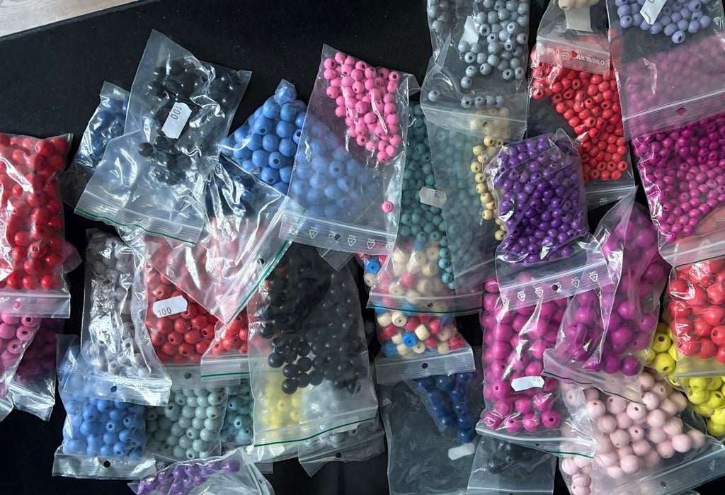 Ruim 2500 nieuwe houten kralen in 3 maten in diverse kleuren, Ophalen, Nieuw, Kraal