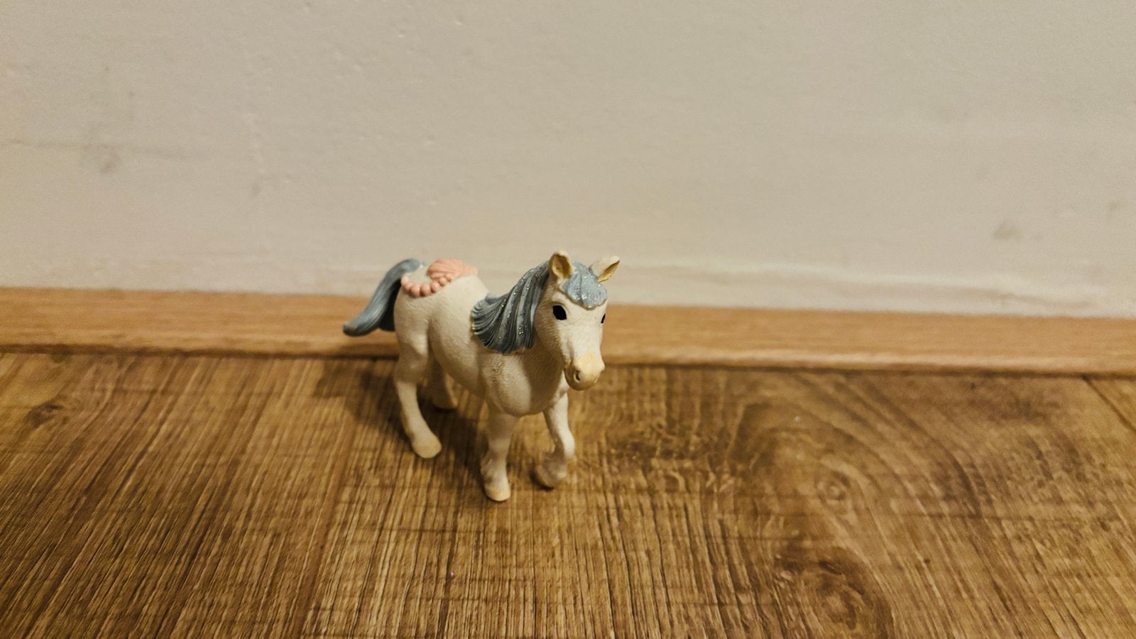 Schleich paardje, klein wit met blauwe manen, Ophalen of Verzenden, Gebruikt, Jongen of Meisje