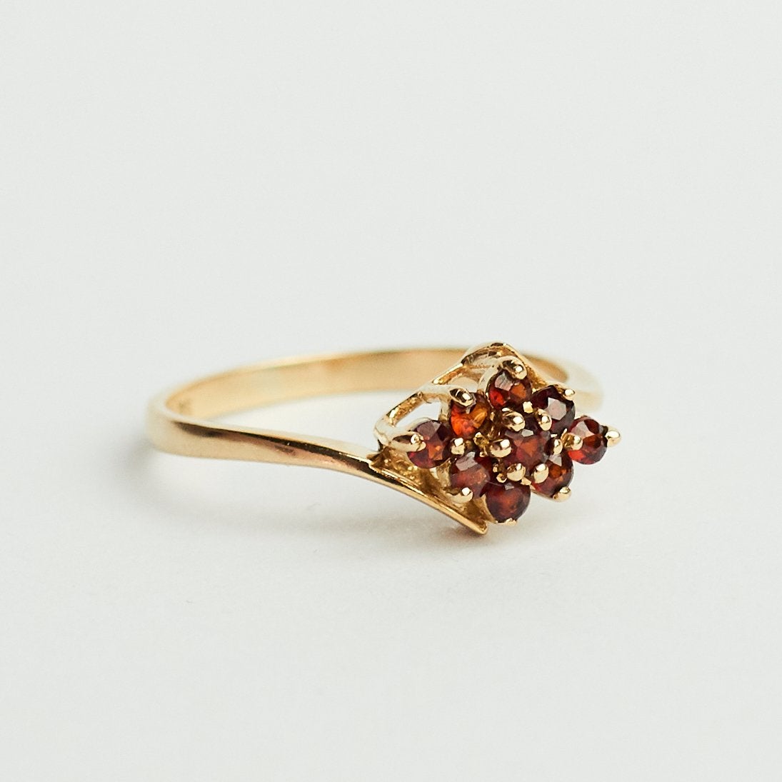 Vintage gouden ring 9k met granaat, Ophalen of Verzenden, Zo goed als nieuw, 17 tot 18, Dame