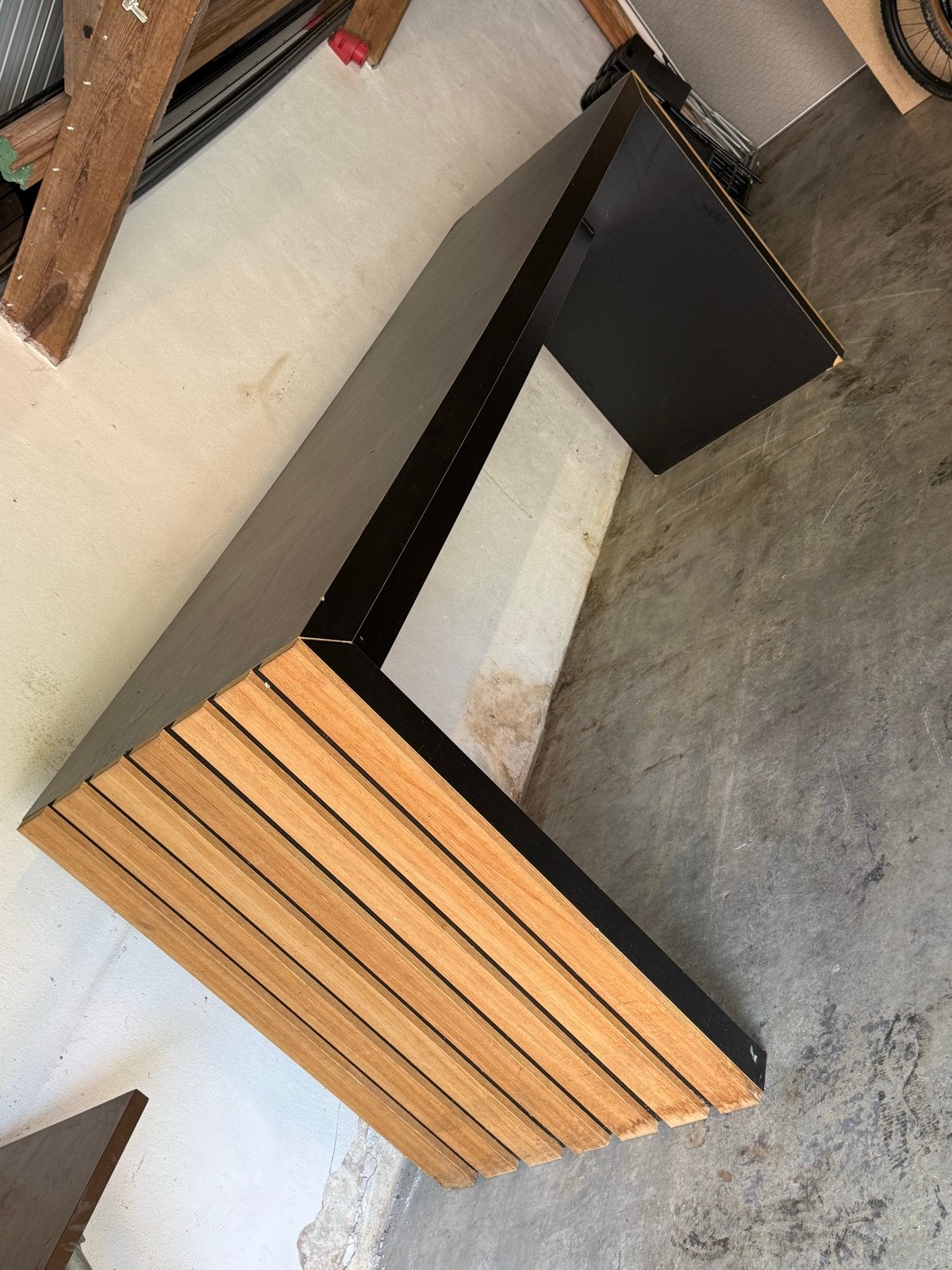 Zwarte bar tafel met houten accenten, Huis en Inrichting, Ophalen, Gebruikt, Tot twee personen, 50 tot 100 cm