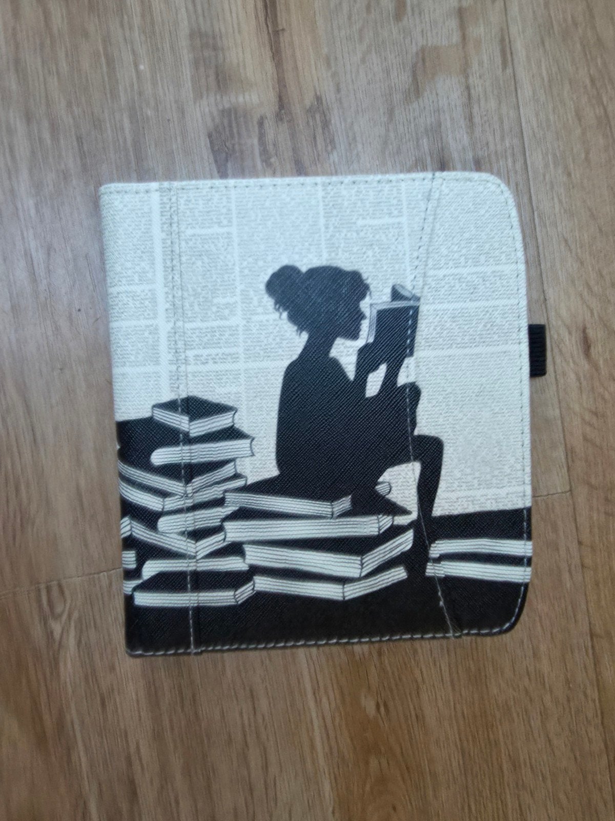 Ereader hoes pocketbook Era met boeken design - Nieuwstaat, Computers en Software, E-readers, Ophalen of Verzenden, Zo goed als nieuw